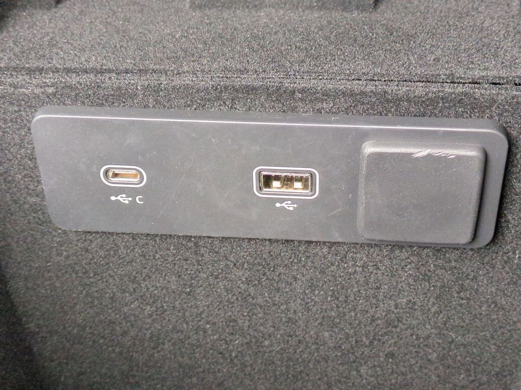 Thumbnail: 2022 Land Rover Range Rover Velar - 37