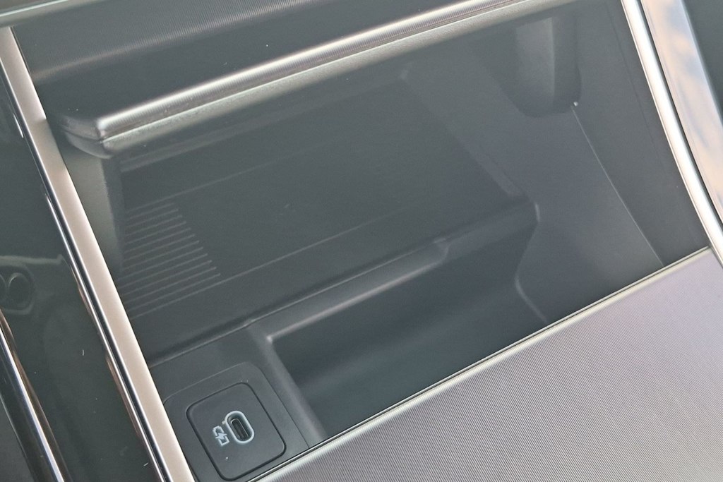 Thumbnail: 2026 Land Rover Range Rover Velar - 36