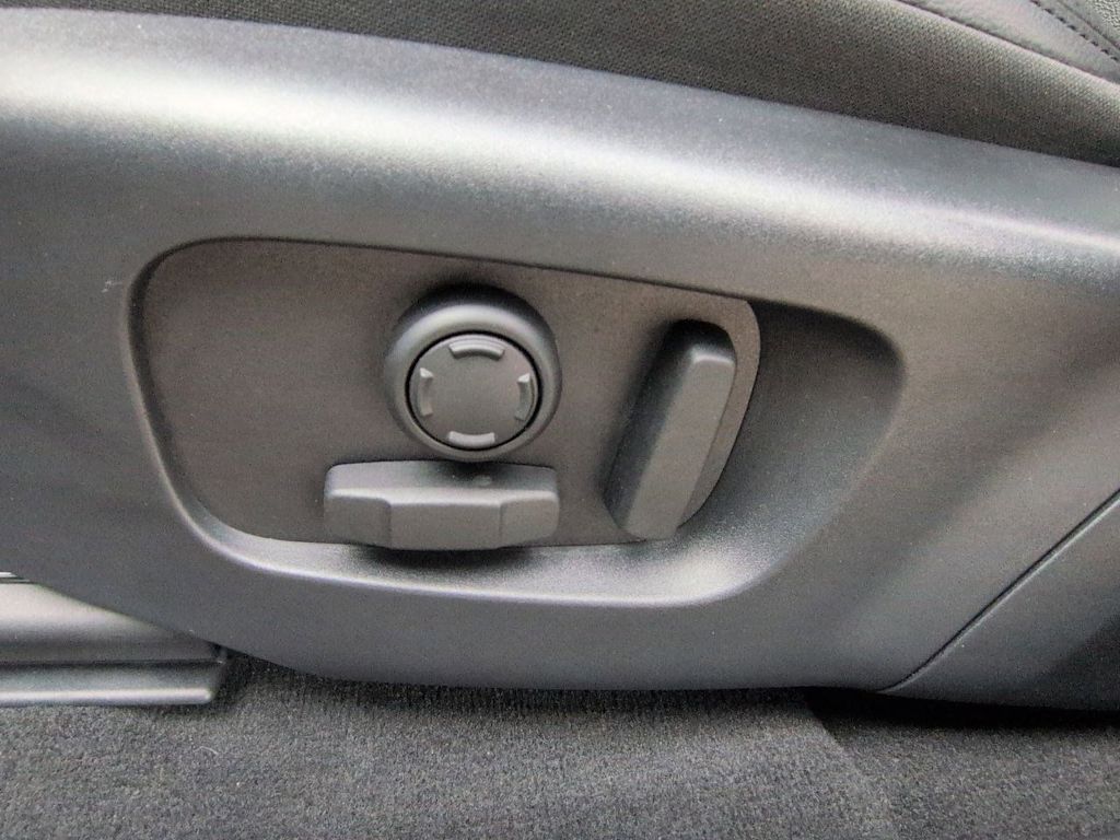 Thumbnail: 2025 Land Rover Range Rover Evoque - 25