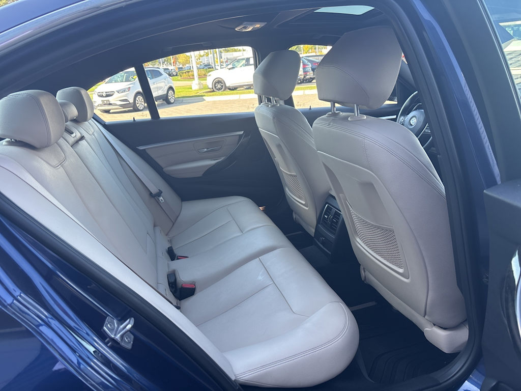 Thumbnail: 2016 BMW 3 Series - 11