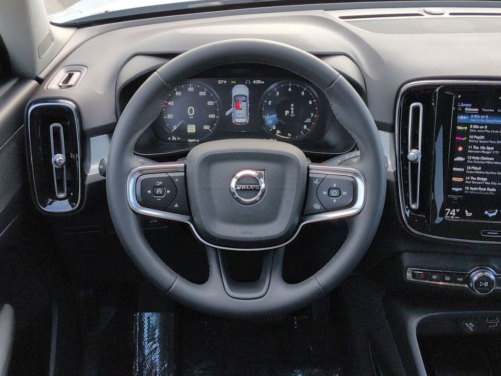 Thumbnail: 2022 Volvo XC40 - 14