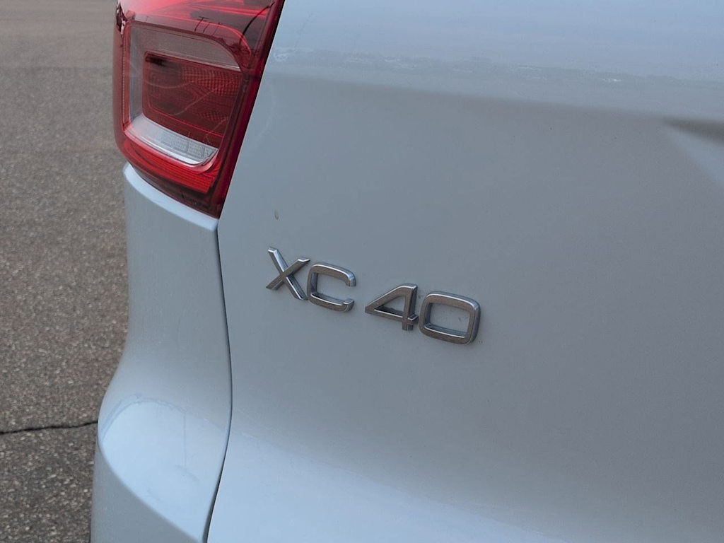 Thumbnail: 2022 Volvo XC40 - 7