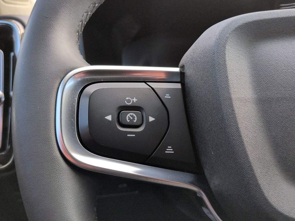 Thumbnail: 2022 Volvo XC40 - 29