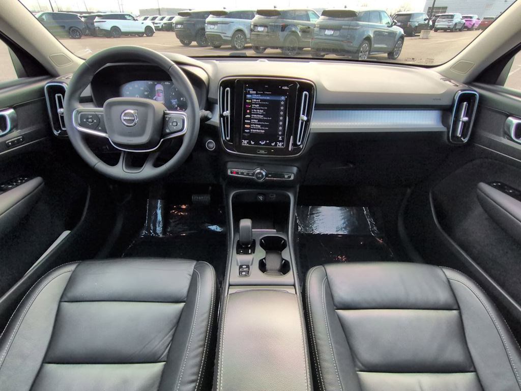 Thumbnail: 2022 Volvo XC40 - 10