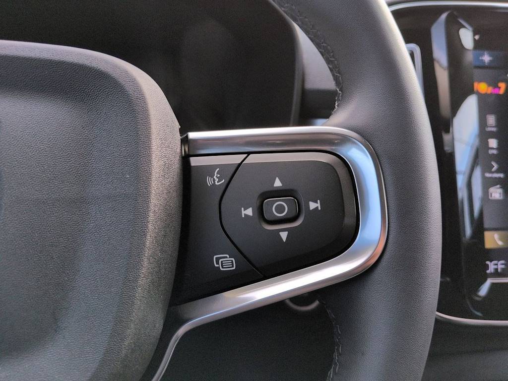 Thumbnail: 2022 Volvo XC40 - 30