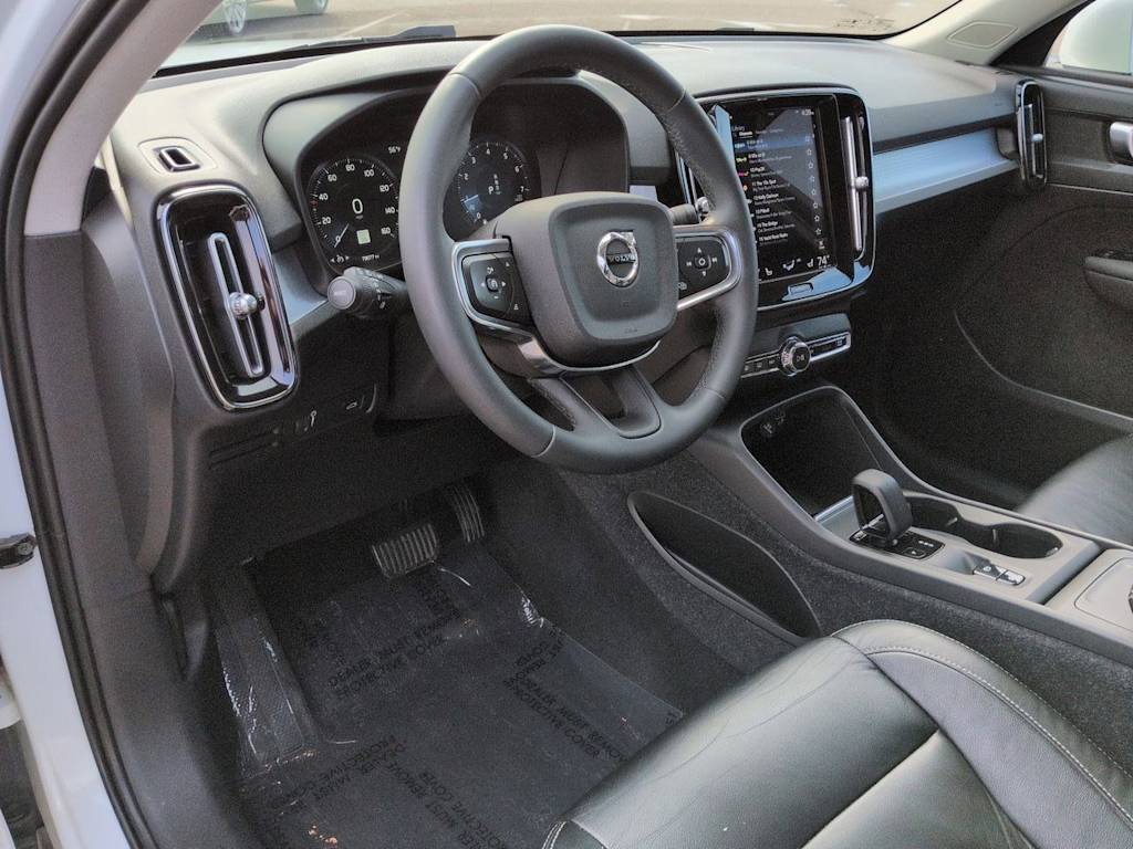 Thumbnail: 2022 Volvo XC40 - 2