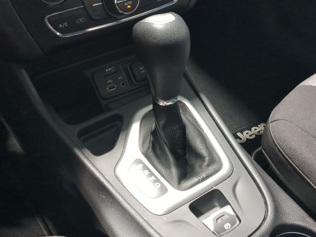 Thumbnail: 2014 Jeep Cherokee - 32