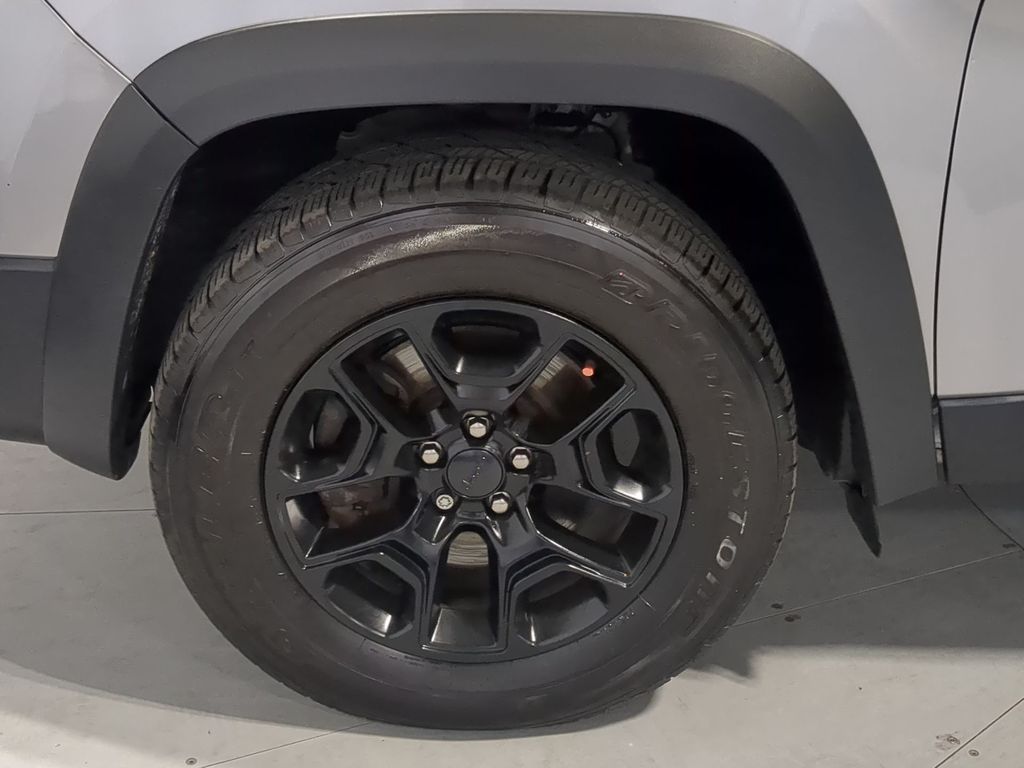 Thumbnail: 2020 Jeep Cherokee - 8