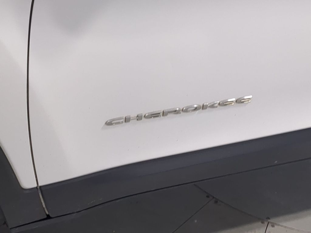 Thumbnail: 2017 Jeep Cherokee - 7