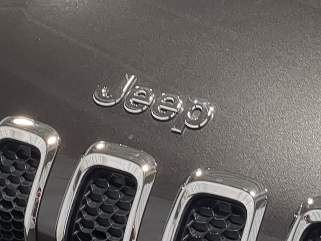 Thumbnail: 2016 Jeep Cherokee - 7