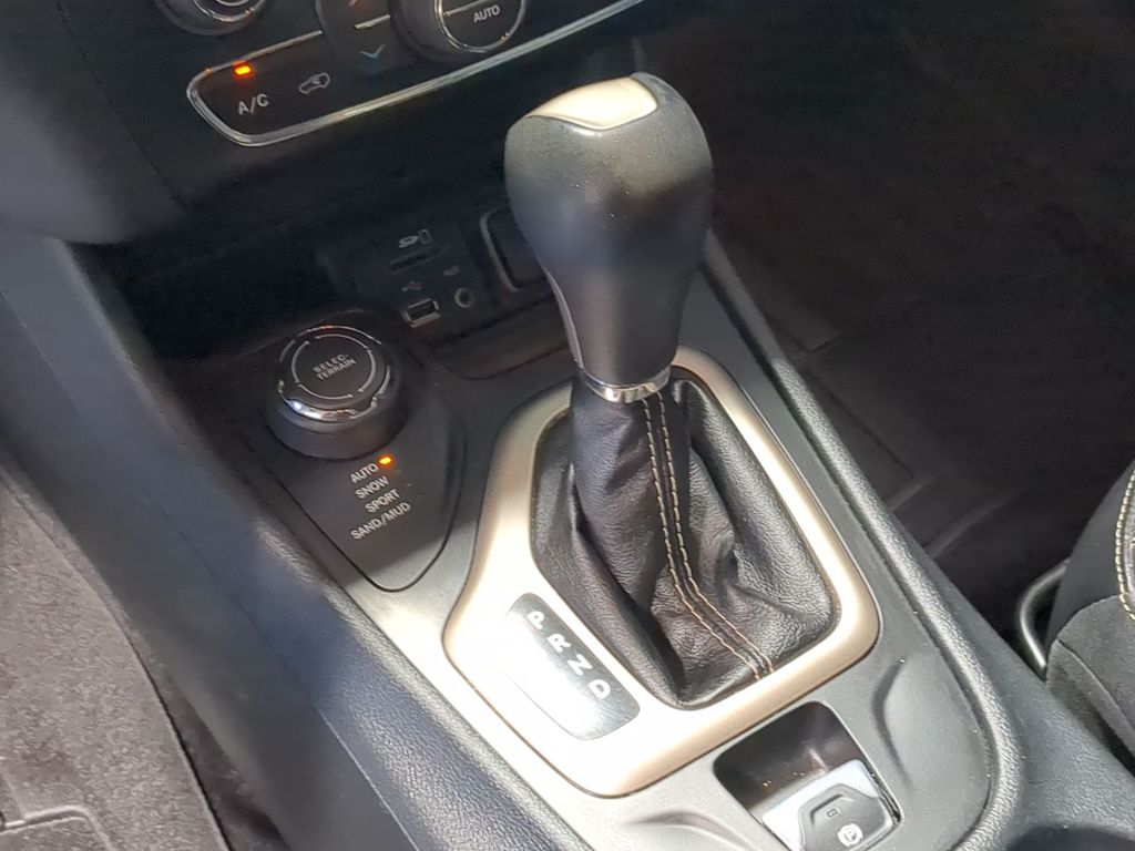 Thumbnail: 2016 Jeep Cherokee - 15