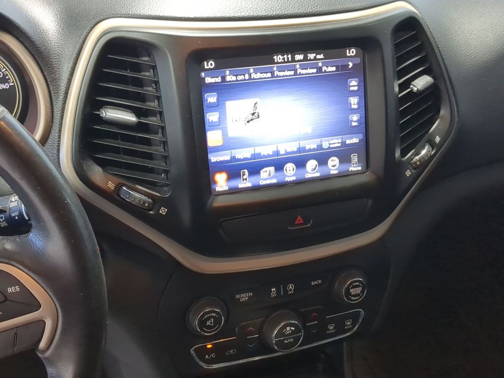 Thumbnail: 2016 Jeep Cherokee - 14