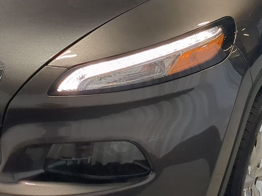 Thumbnail: 2016 Jeep Cherokee - 24