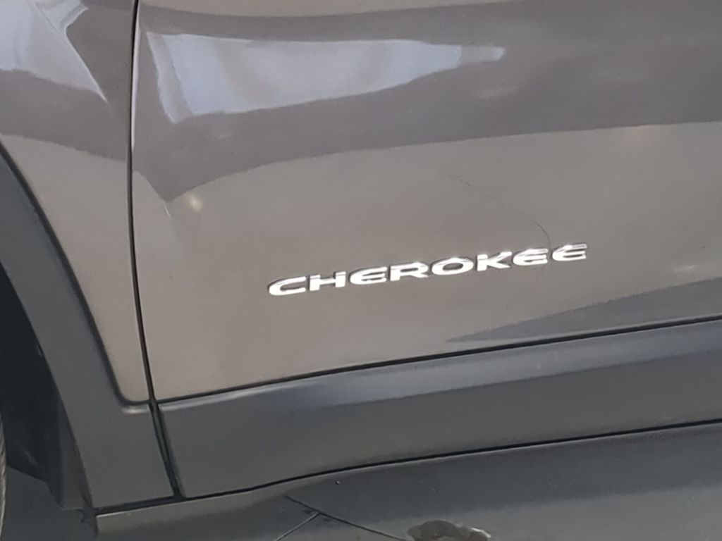 Thumbnail: 2016 Jeep Cherokee - 25