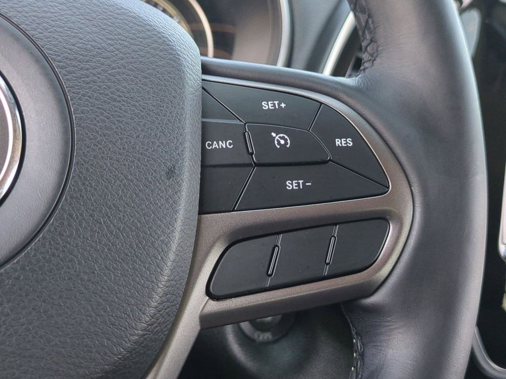 Thumbnail: 2020 Jeep Cherokee - 28