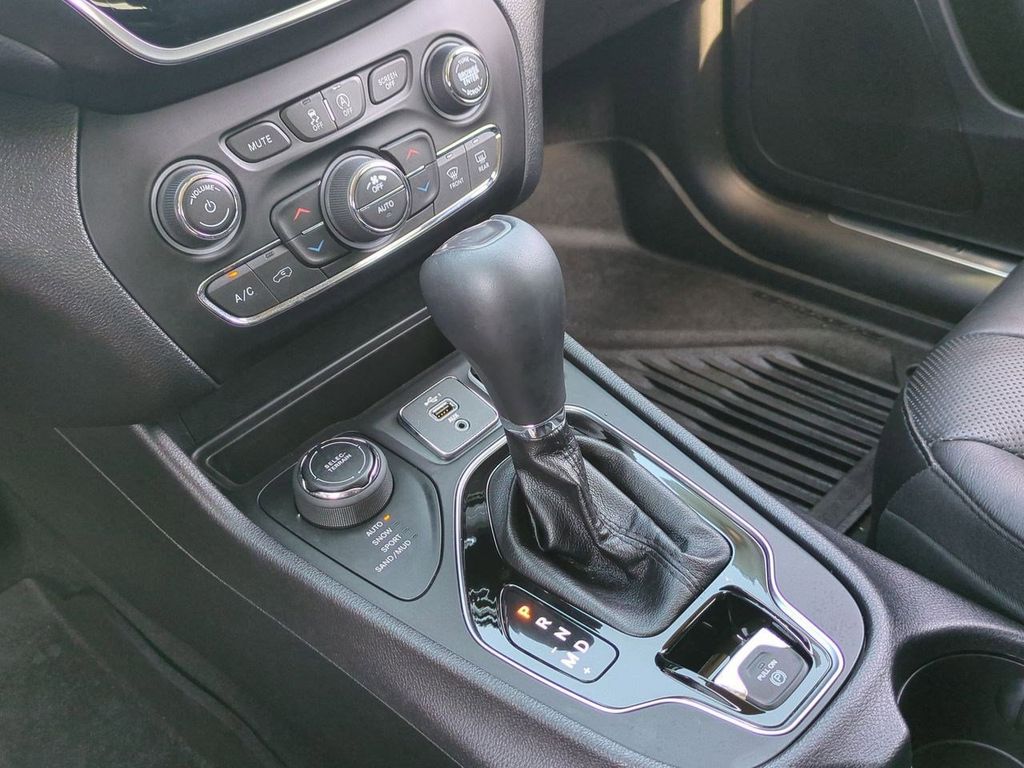 Thumbnail: 2020 Jeep Cherokee - 15