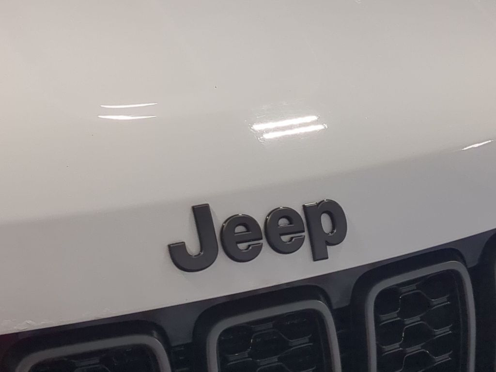 Thumbnail: 2018 Jeep Grand Cherokee - 24