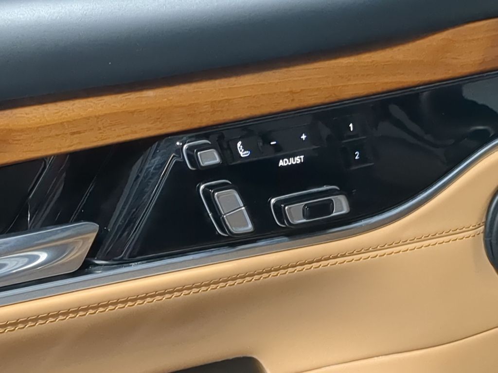 Thumbnail: 2022 Jeep Grand Wagoneer - 23