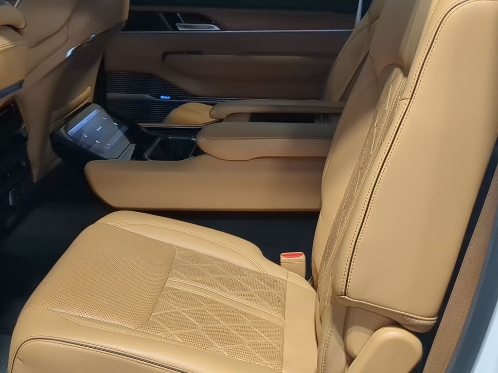 Thumbnail: 2022 Jeep Grand Wagoneer - 9