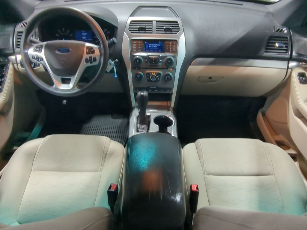 Thumbnail: 2015 Ford Explorer - 9
