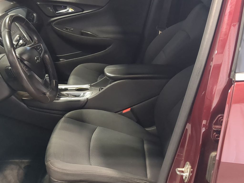 Thumbnail: 2016 Chevrolet Malibu - 9