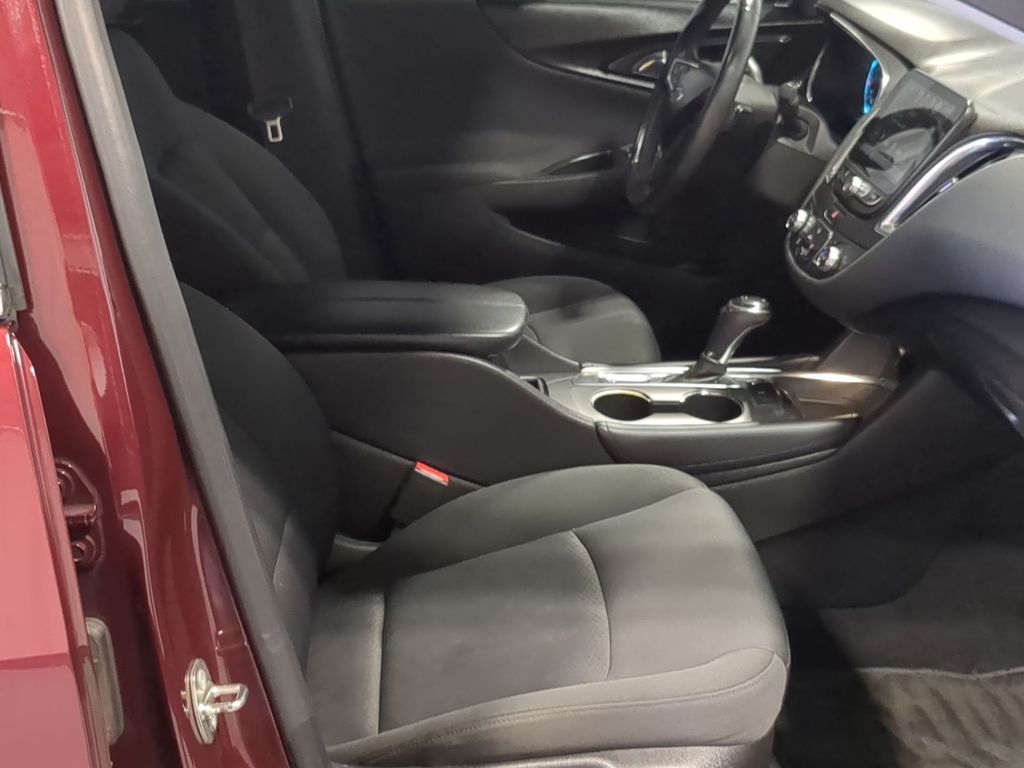 Thumbnail: 2016 Chevrolet Malibu - 10