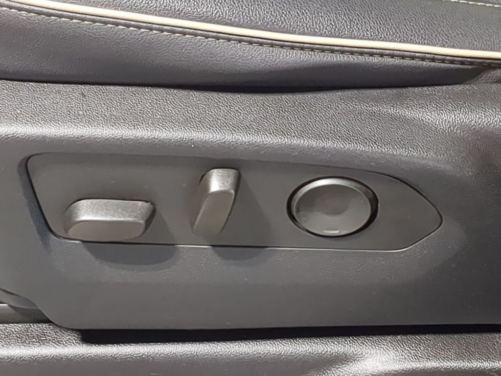 Thumbnail: 2023 GMC Yukon XL - 25