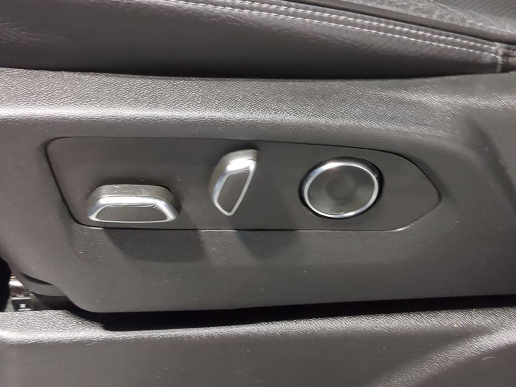 Thumbnail: 2023 GMC Yukon XL - 32