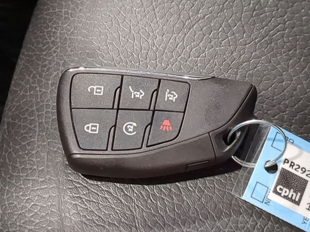 Thumbnail: 2023 GMC Yukon XL - 17