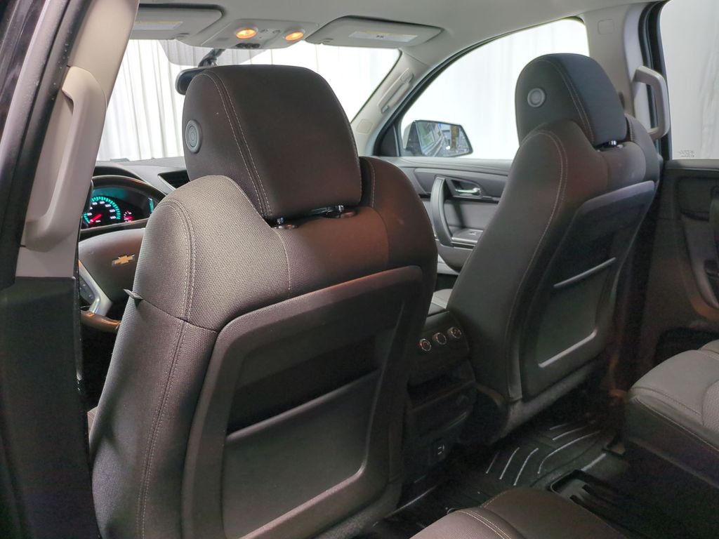 2017 Chevrolet Traverse LT 11