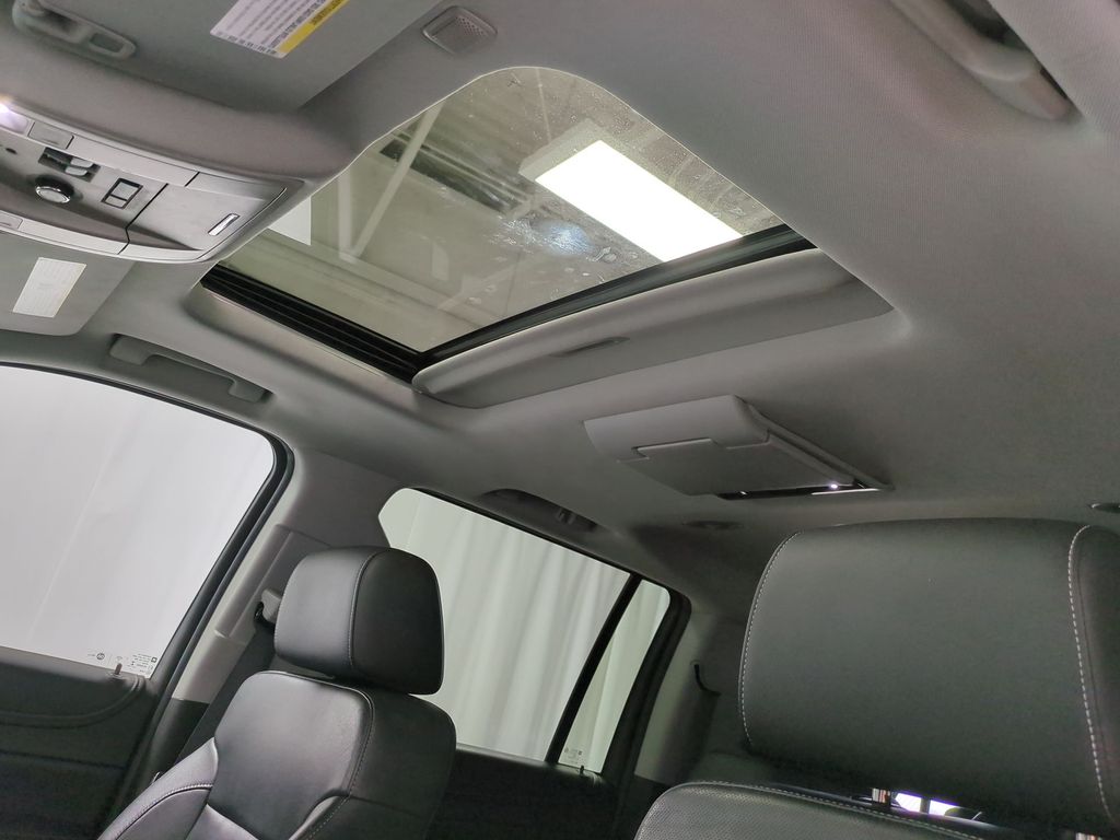 2016 Chevrolet Suburban 1500 LTZ 24