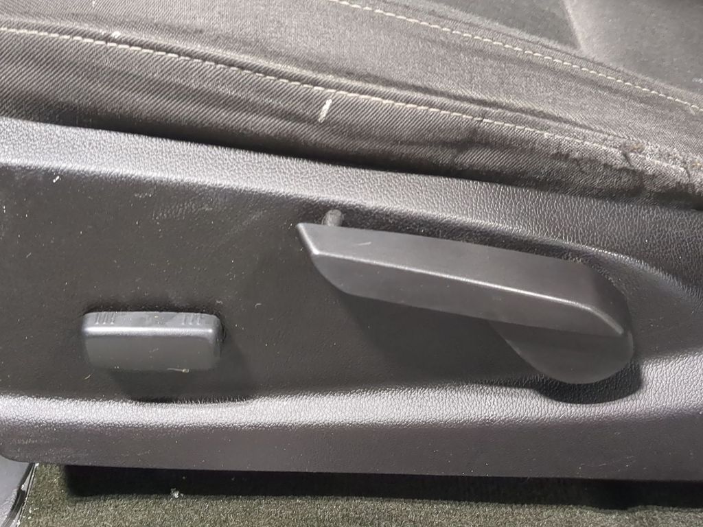 Thumbnail: 2016 GMC Canyon - 32