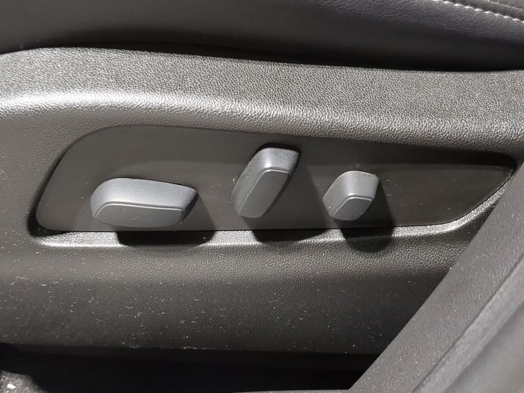 Thumbnail: 2023 Cadillac XT4 - 33