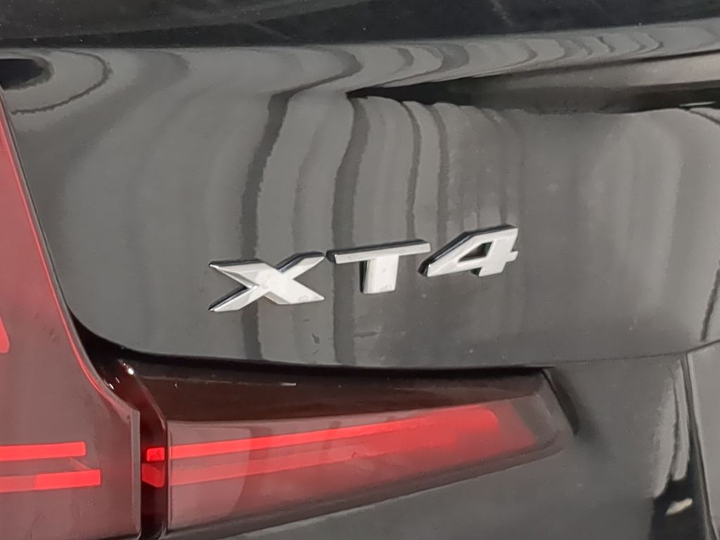 Thumbnail: 2023 Cadillac XT4 - 32