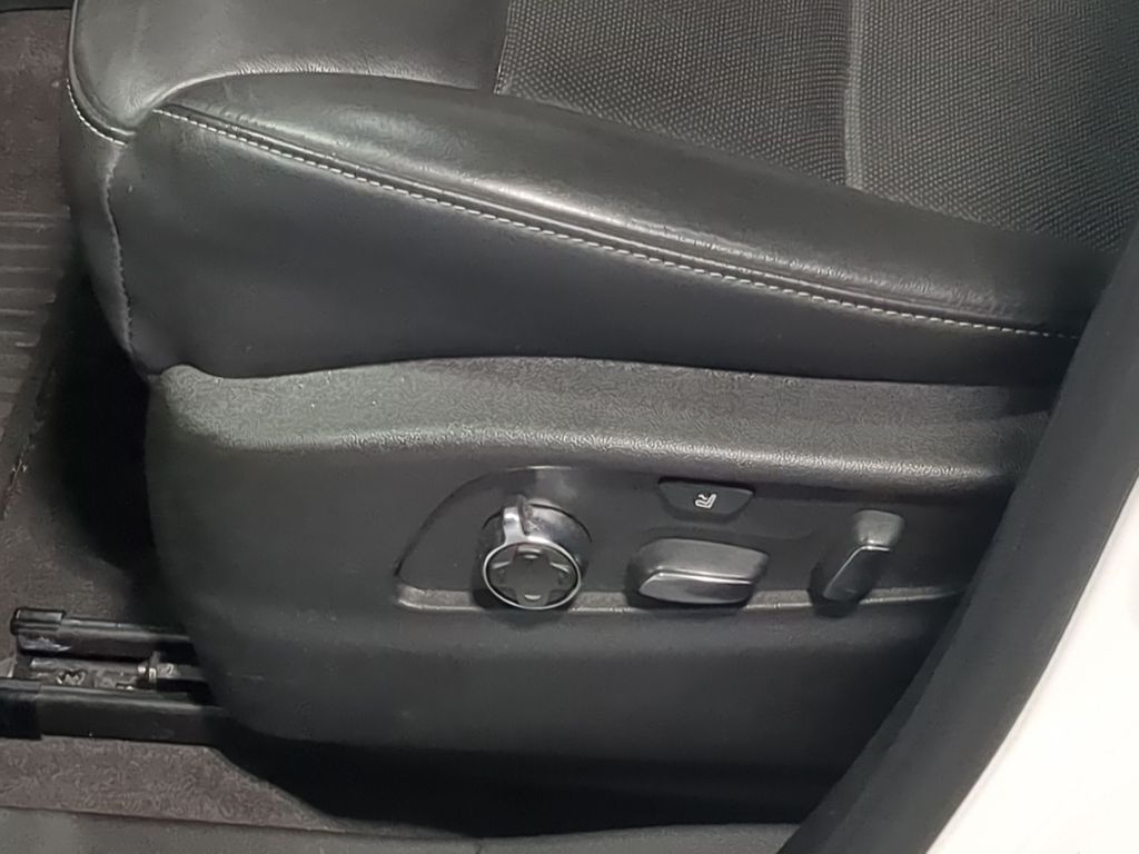 Thumbnail: 2024 Cadillac XT4 - 25