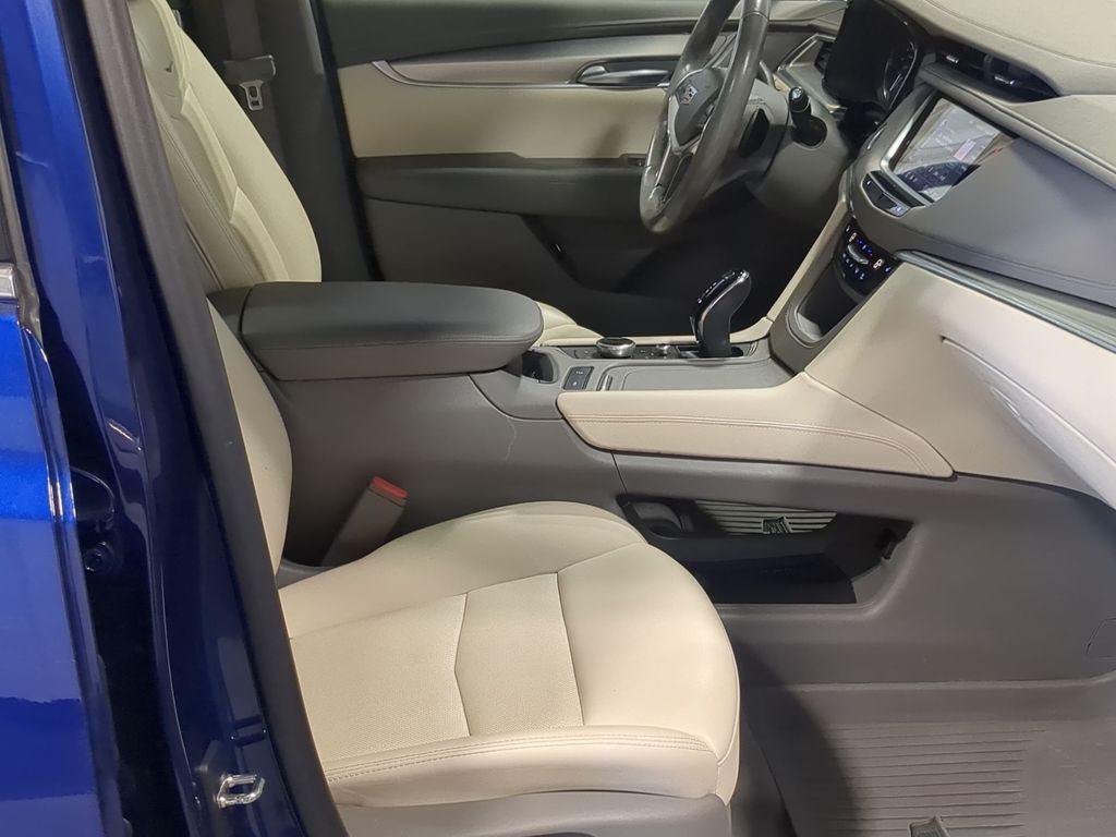 Thumbnail: 2023 Cadillac XT5 - 11