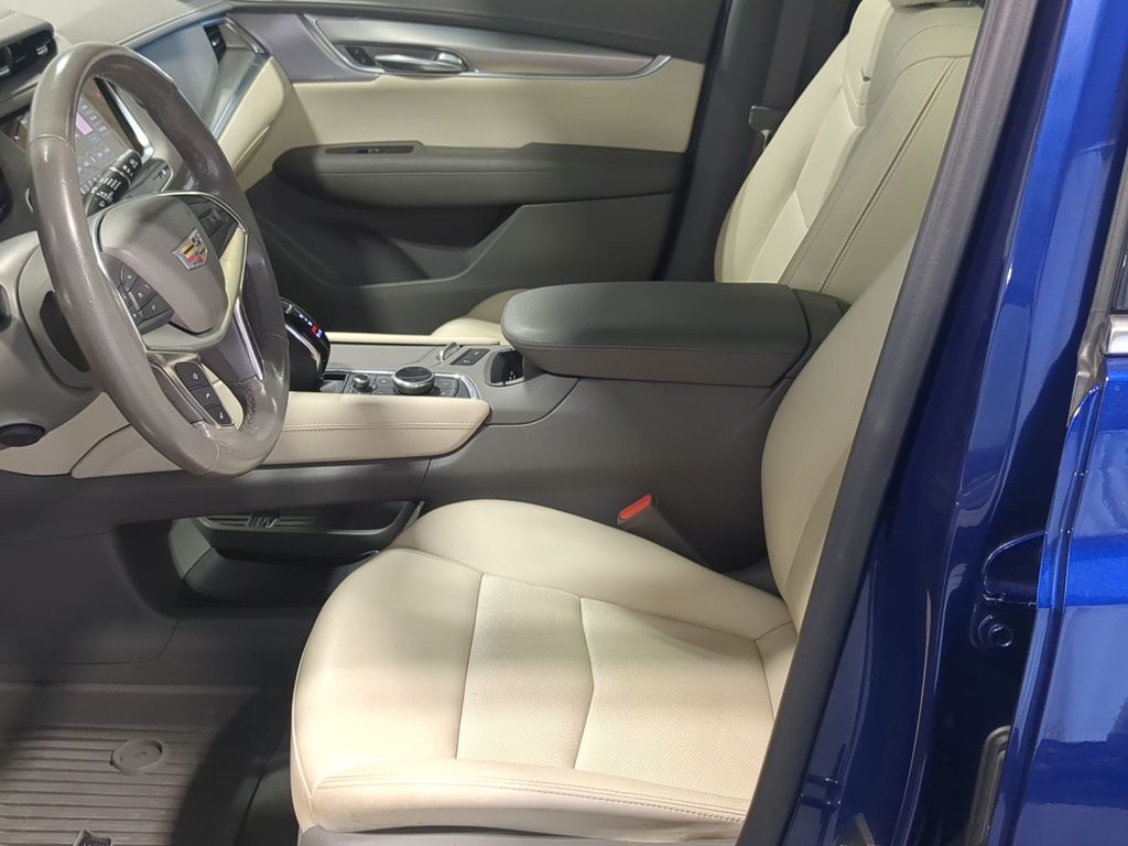Thumbnail: 2023 Cadillac XT5 - 10