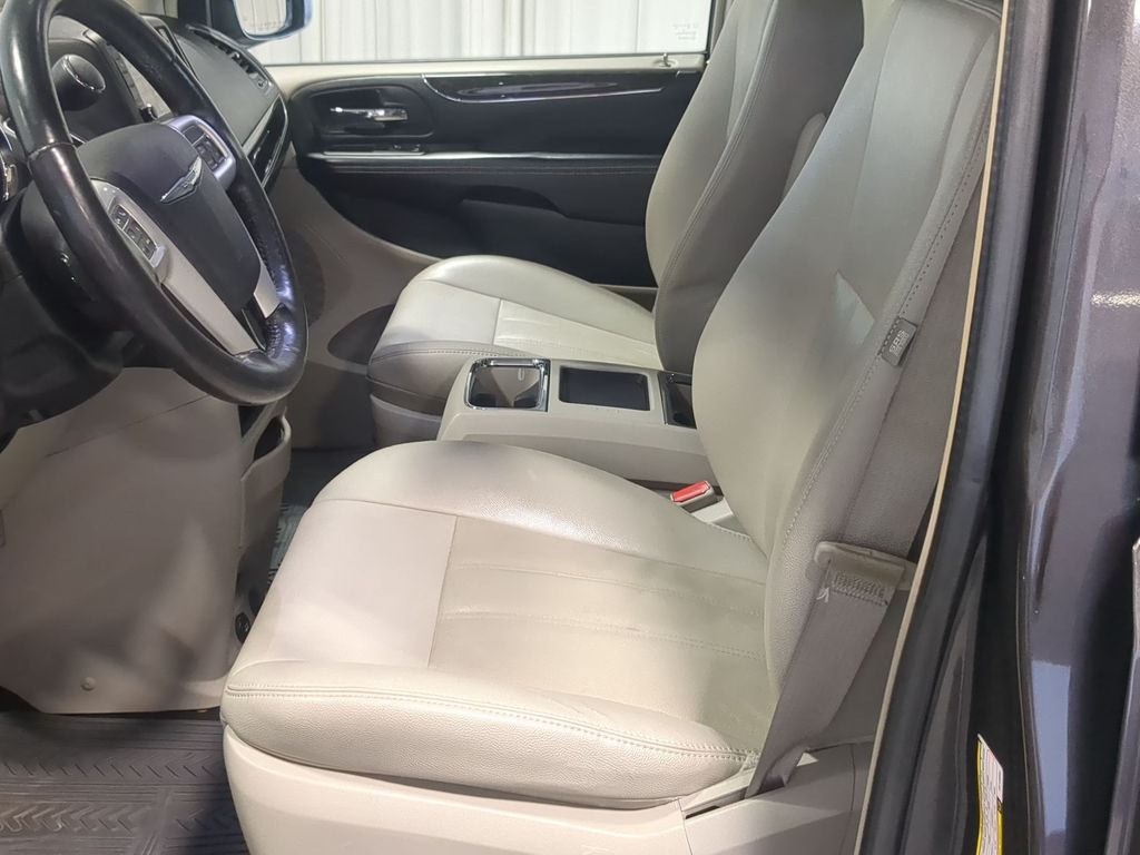 Thumbnail: 2016 Chrysler Town & Country - 10