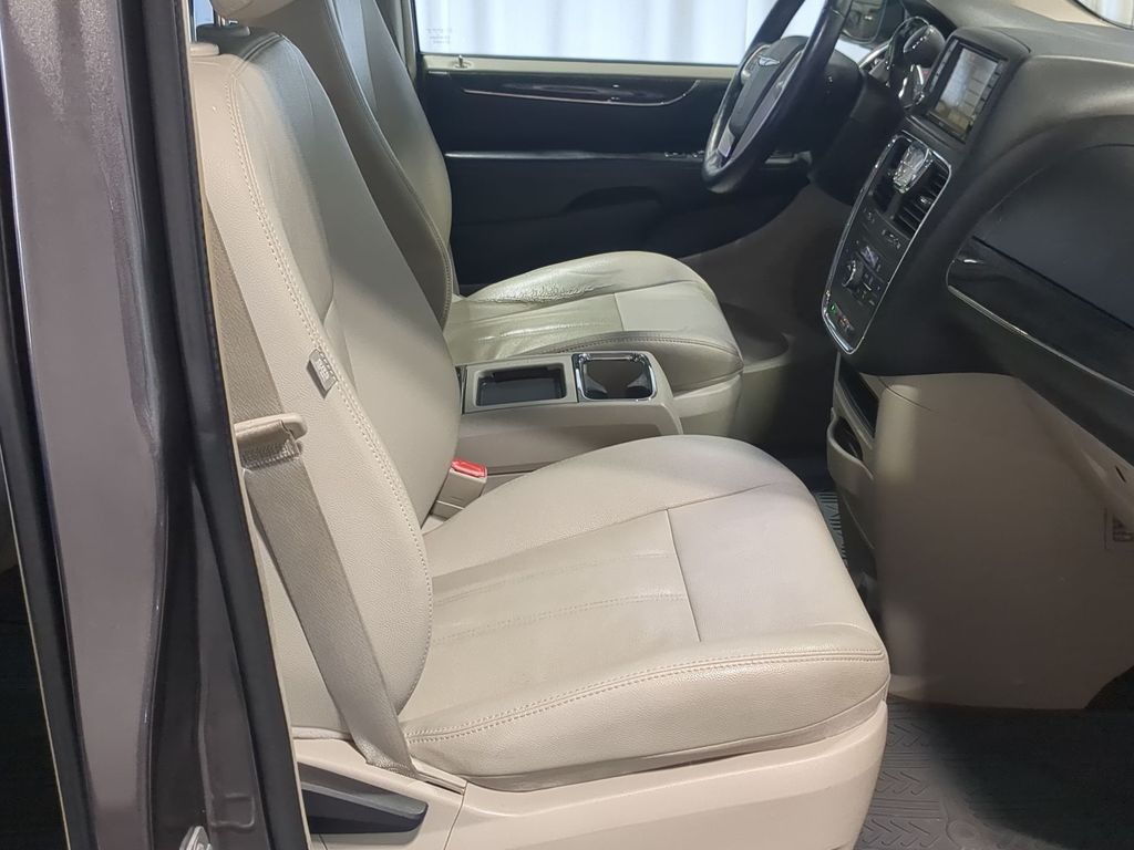Thumbnail: 2016 Chrysler Town & Country - 27