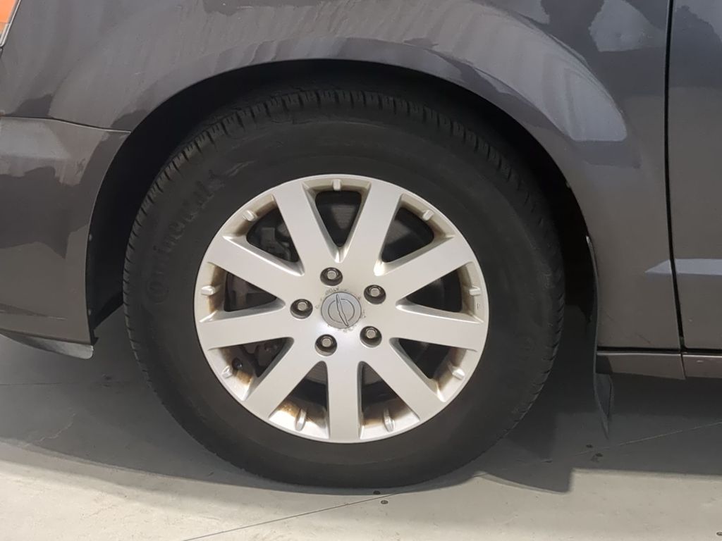 Thumbnail: 2016 Chrysler Town & Country - 8