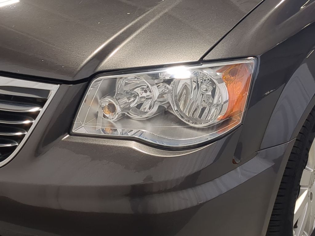 Thumbnail: 2016 Chrysler Town & Country - 23