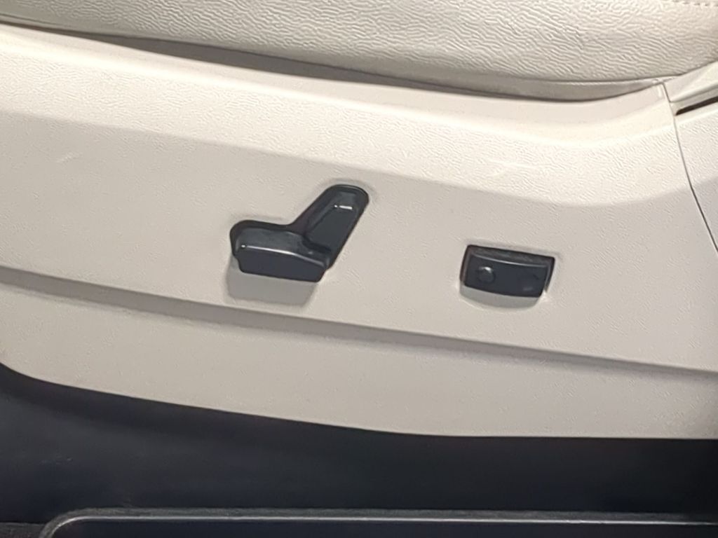 Thumbnail: 2016 Chrysler Town & Country - 25