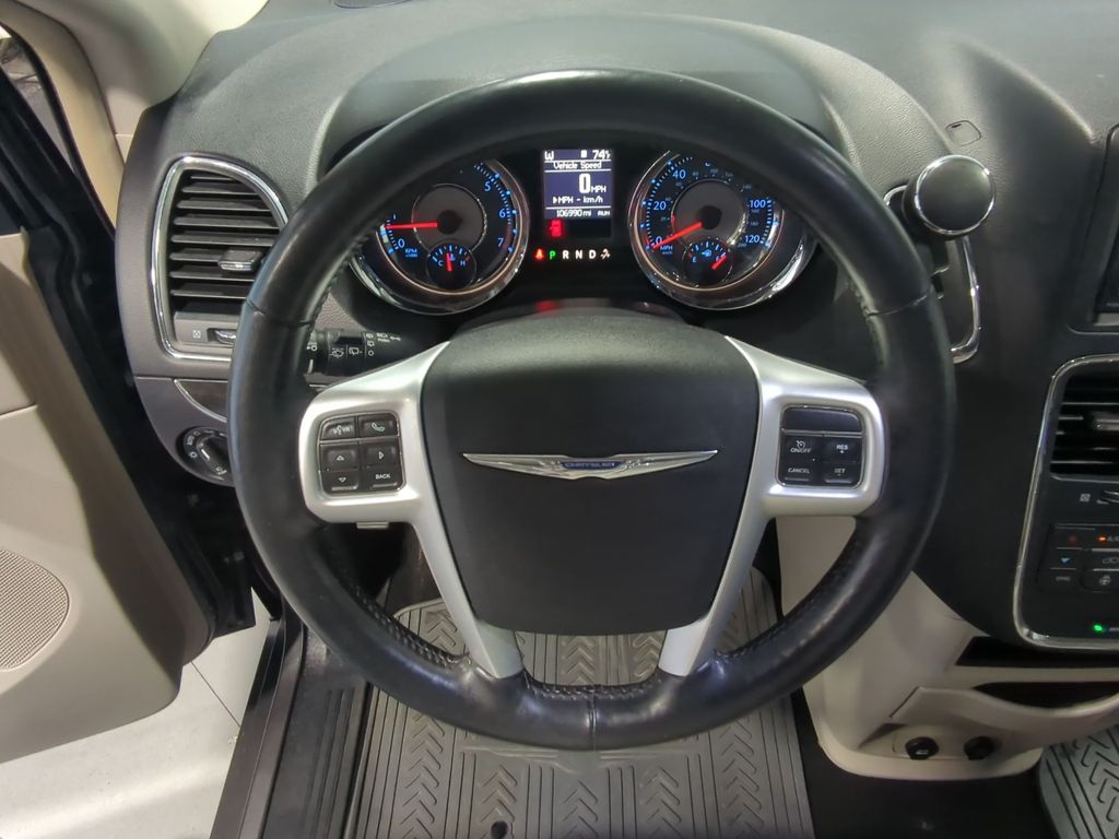 Thumbnail: 2016 Chrysler Town & Country - 13