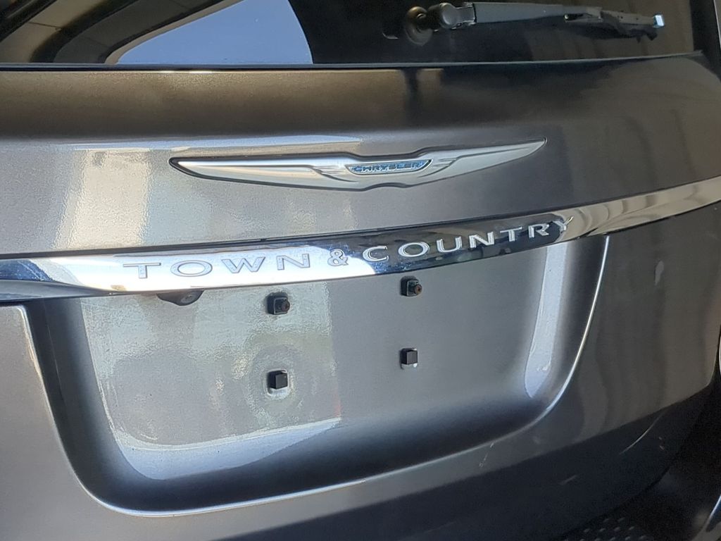 Thumbnail: 2016 Chrysler Town & Country - 24