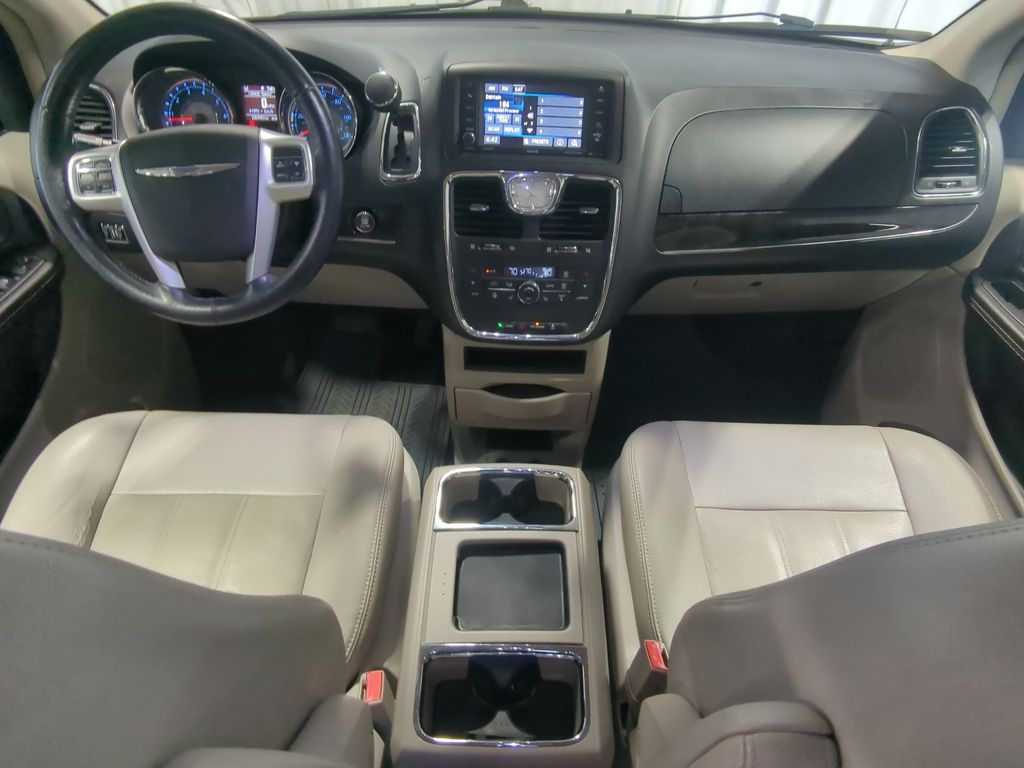 Thumbnail: 2016 Chrysler Town & Country - 9