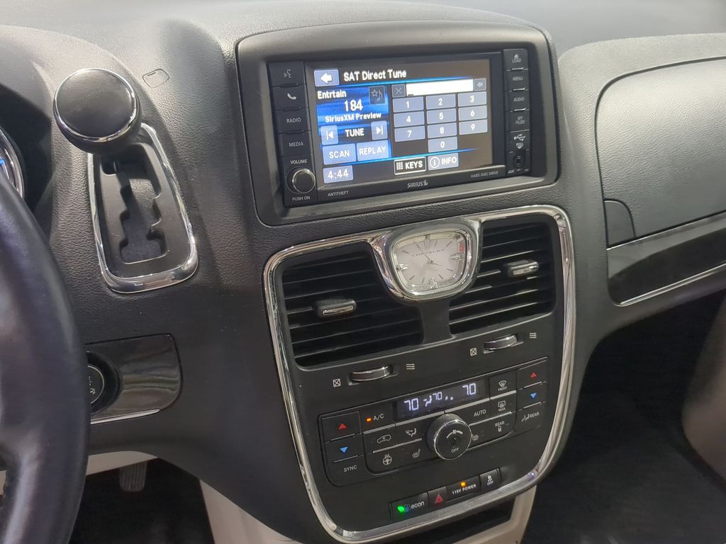 Thumbnail: 2016 Chrysler Town & Country - 14