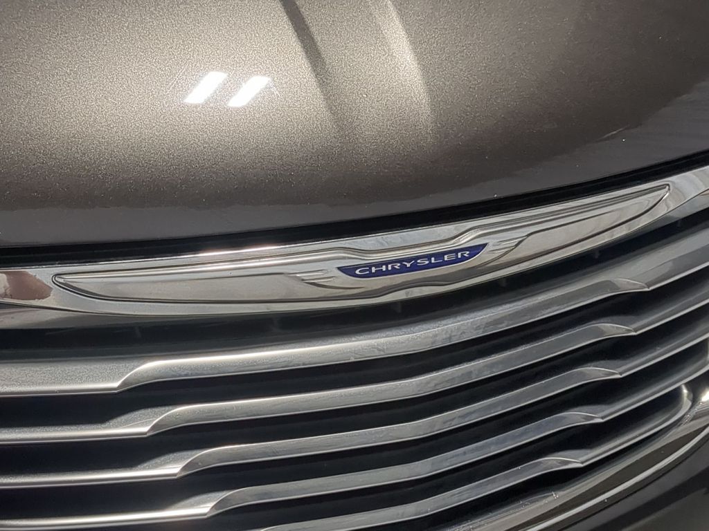 Thumbnail: 2016 Chrysler Town & Country - 7