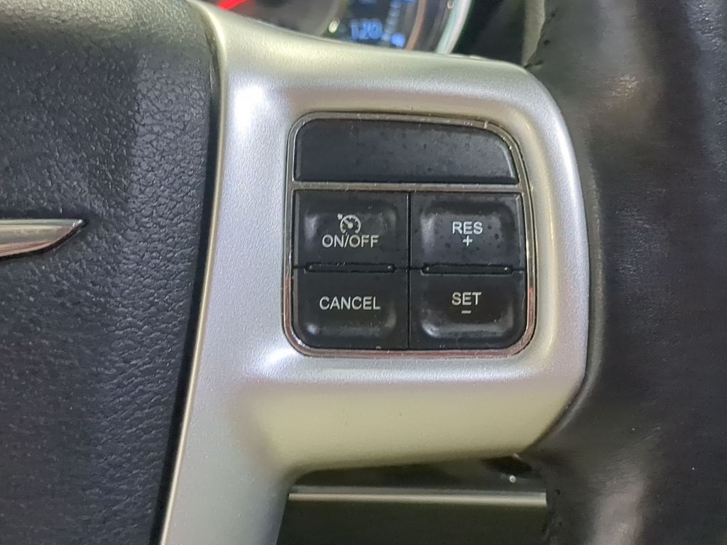Thumbnail: 2016 Chrysler Town & Country - 29