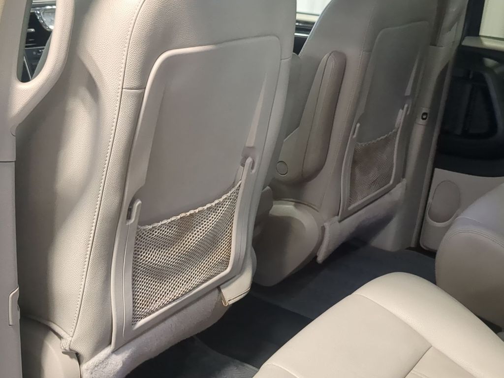 Thumbnail: 2016 Chrysler Town & Country - 12
