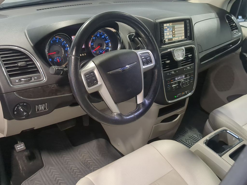 Thumbnail: 2016 Chrysler Town & Country - 2